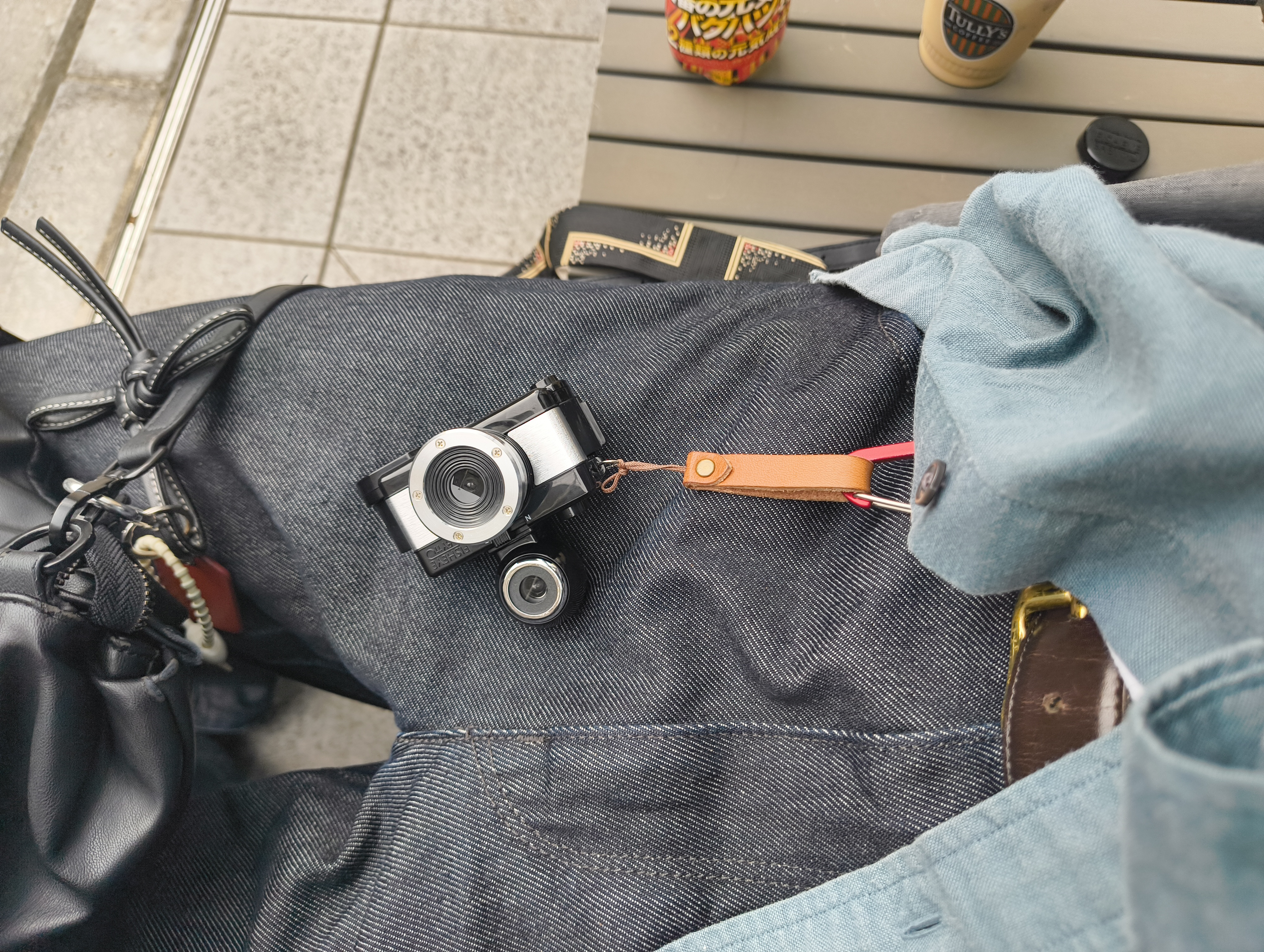 カラビナをつけてベルトループにひっかけたFisheye Baby 110